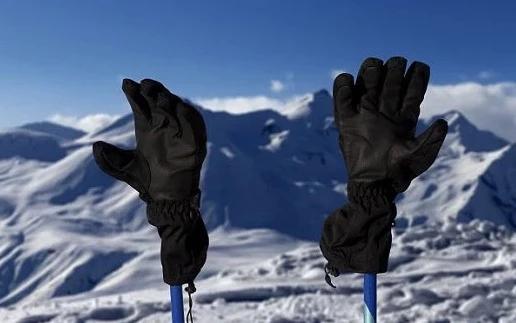 SNOW GLOVES & MITTENS